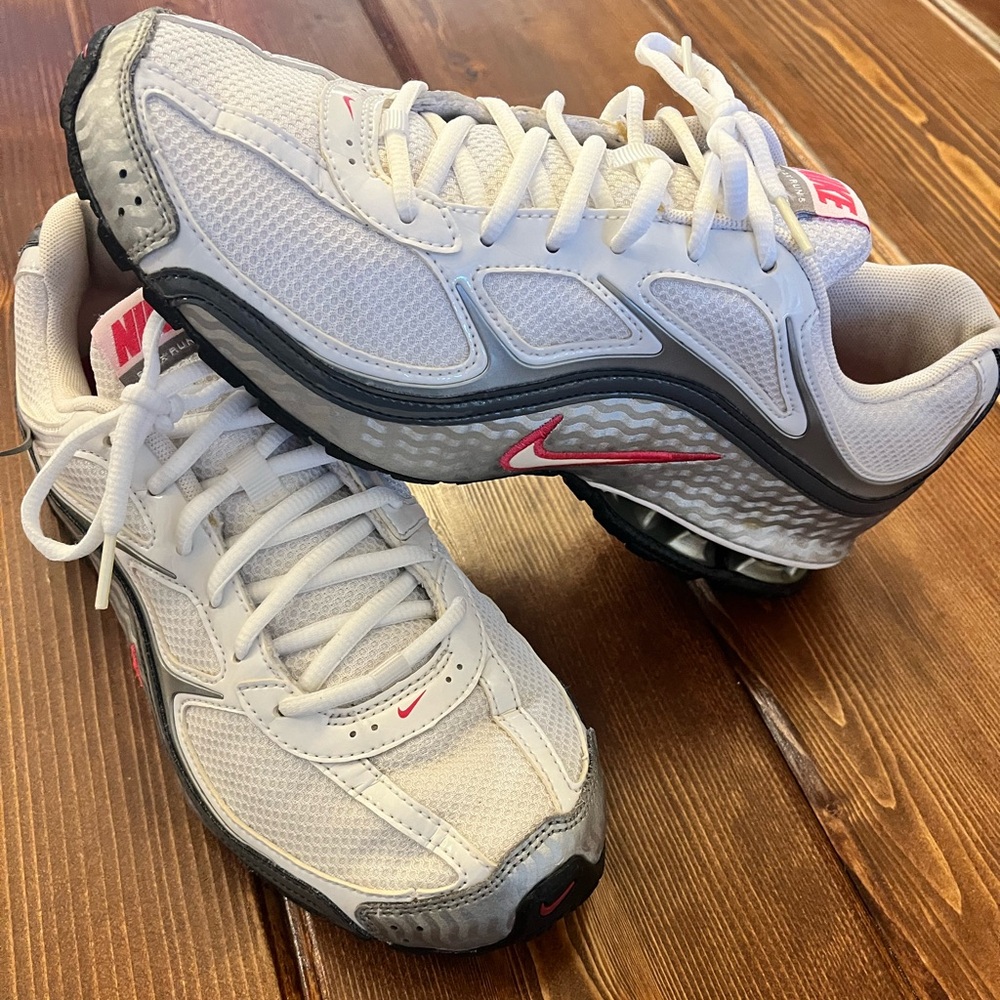 Nike Women’s Relax Running 5 Size 9